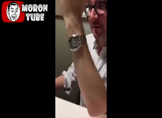 Video :Using his Apple Watch, he purchases an Xbox without intending to